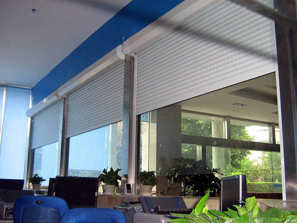 電動(dòng)卷簾廠家：不同的電動(dòng)節(jié)能卷簾窗的優(yōu)缺點(diǎn)不一